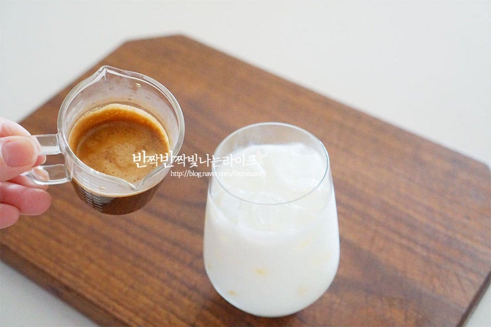 에스프레소 2샷 넣어줍니다. 진하기 정도는 취향이 달라 샷 추가를 해주셔도 좋아요. 커피 머신이 없다면 인스턴트커피 2~3개를 물 40ml 정도에 넣고 녹여주시면 되며, 콜드브루를 준비해 주셔도 좋습니다. 에스프레소를 넣어주기만 하면 초간단 홈카페레시피 돌체라떼 완성입니다. 마지막에 이렇게 넣어주시면 층이 분리되어 색감이 더 맛있어 보이죠~ 달달한게 당기는 날 우유+연유 조합으로 곁들이면 깔끔한 아메리카노나 고소한 라떼와는 또 다른 매력이 있어요. 영상도 같이 담았어요. 바닐라나 헤이즐넛 시럽을 넣은 것과 달리 농축시킨 진한 달콤함이 어우러지는 그 맛이 맛있는 것 같아요~ 연유라떼 만들기 달달하고 맛있게 만들어 드세요^^ 끄읕 !
