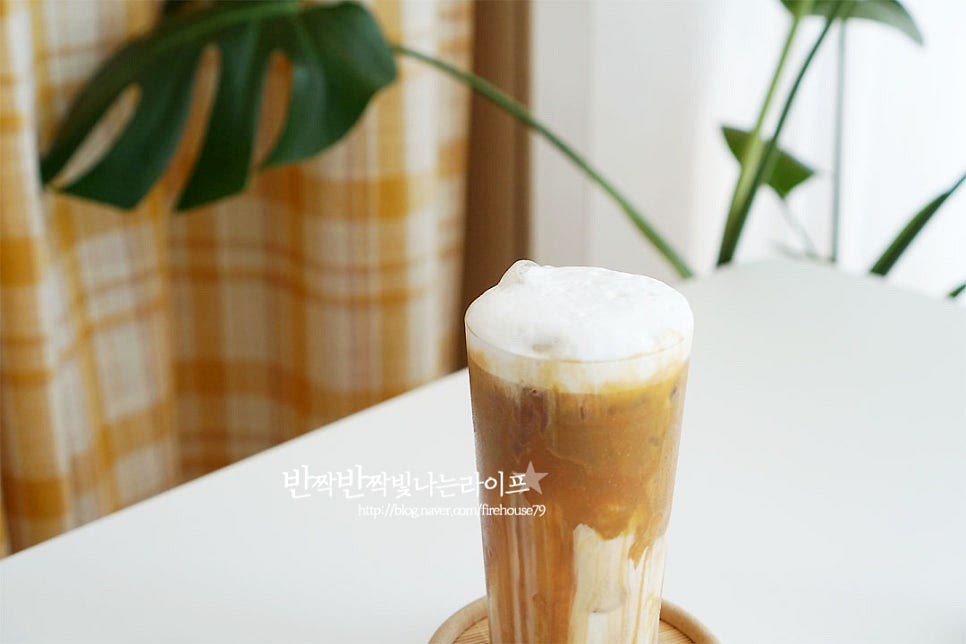 옵션으로 밀크포머로 우유거품을 만들었어요. 휘핑이나 생크림 등 좋아하는 곁들임을 준비하여주심 되어요. 보기 좋은게 먹기도 좋다고 마무리로 시럽 토핑까지 해주면 집에서도 근사한 카라멜 마끼아또 완성입니다. 시원하고 달달한 한 잔의 여유 보기만 해도 기분이 절로 좋아지죠^^ 만들기 영상도 같이 담았어요. 카라멜 특유의 진한 풍미와 고소한 우유, 향긋한 커피의 만남은 달고 쌉싸래하고 고소한 게 매력 있어요. 기분 좋은 달콤함 카라멜 마끼아또 만들기 집에서도 카페 부럽지 않게 홈카페 레시피 시원하고 달달하게 만들어 드세요^^ 끄읕 ! 아인슈페너도 같이 참고해 주세요.