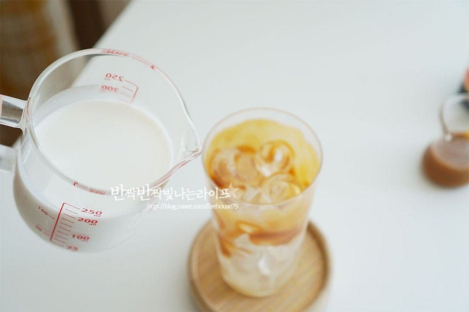 우유 170ml를 부어줍니다. 기본 레시피에서 우유와 에스프레소샷, 시럽은 기호에 따라 가감하여 주심 더 맛있어요^^