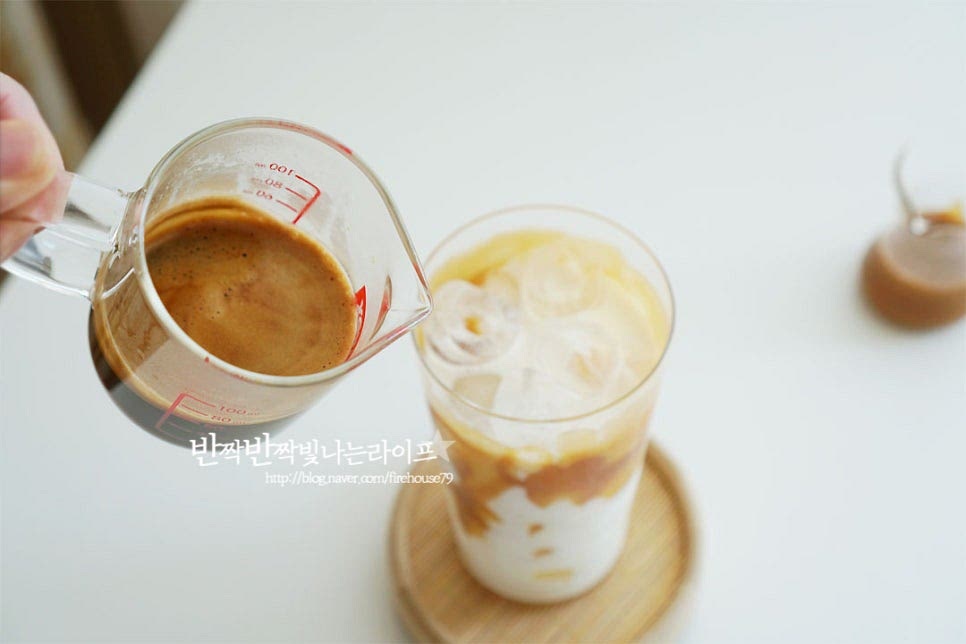 에스프레소 2샷을 넣어줍니다. 시럽을 두르고 우유와 커피를 넣어주면 이대로도 카페에 온 기분이 들어요~