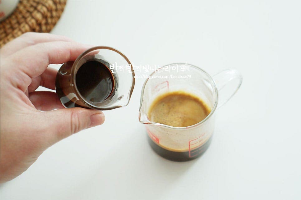 에스프레소 2샷을 준비했어요. 갓 내려서 따뜻할 때 초코시럽 30g 정도를 넣어줍니다. 인스턴트커피의 경우 물 40ml 정도에 스틱을 2~3개 진하게 녹여 타줍니다. 초코를 잔에 바로 넣어도 되지만 이렇게 섞어서 넣어주면 잘 어우러져 먹기 편해요~ 유리잔 안쪽으로 초코 데코를 해주었어요. 조금 차가운 게 모양이 예쁘게 흘러내려요. 저는 실온에 둔 것이라 금방 흘러내렸어요 ;; 에스프레소를 넣고 얼음을 가득 채워 넣어줍니다. 아이스 카페모카의 시원한 달콤함~ 차가운 게 저는 더 좋더라고요^^ 이렇게 넣기만 해도 달달함이 가득해요. 우유 170ml 정도를 부어줍니다. 기본비율로 만들어서 취향에 따라 소스 또는 우유 추가, 에스프레소 샷을 추가해 줍니다. 초코 양을 많이 늘이면 초코맛이 강해지니 커피 맛을 본 뒤 가감해 주심 좋아요. 휘핑크림을 듬뿍 올려주어도 되지만 조금 더 가볍게 담고 싶어서 우유 거품을 올려주었어요. 우유거품 위에 코코아 파우더 살짝 뿌려주면 카페 분위기가 살아나요~ 진한 초코풍미와 부드러운 우유가 더해진 커피 한 잔의 여유 당충전도 되면서 카페인도 같이 즐기니 아메리카노나 라떼와는 다른 매력이 있어요. 레시피 영상을 같이 보시면 조금 더 근사하게 즐길 수 있답니다. 초코라떼 같으면서도 향긋 쌉싸래한 커피맛이 더해져 부드러운 달콤함이 맛있어요~ 카페모카 만들기 집에서도 근사하고 달콤한 홈카페 레시피로 즐겨보아요. 시원 달달함이 매력 있답니다. 맛있게 만들어 즐기세요^^ 끄읕 ! 연유라떼도 같이 참고해 주세요.