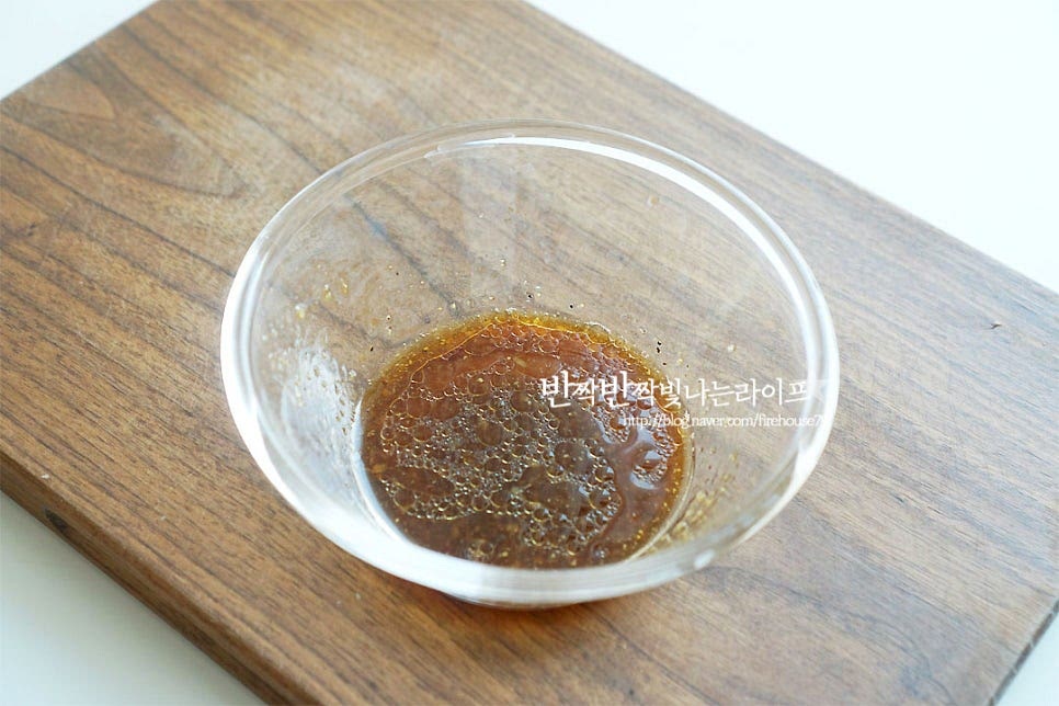 연어 소스 만들기 해요. 간장이나 마요네즈 양념을 곁들이는데 짭조름한 양념을 준비했어요. 간장 2 큰 술, 쯔유 1 큰 술 황설탕 1 큰 술, 레몬즙 1 큰 술 다진 마늘 1 작은 술, 참기름 2 큰 술 후추 약간, 고추냉이 취향껏 넣어요. 쯔유는 농축 정도에 따라 양을 가감하여 주고, 간을 보고 입맛에 맞게 간을 해요. 손질한 재료를 넣고 버무린 뒤 다른 재료를 손질할 동안 냉장고에 넣어둡니다. 양념을 뿌려 먹어도 되지만 미리 간을 해주면 감칠맛 풍미가 더 깊어요~