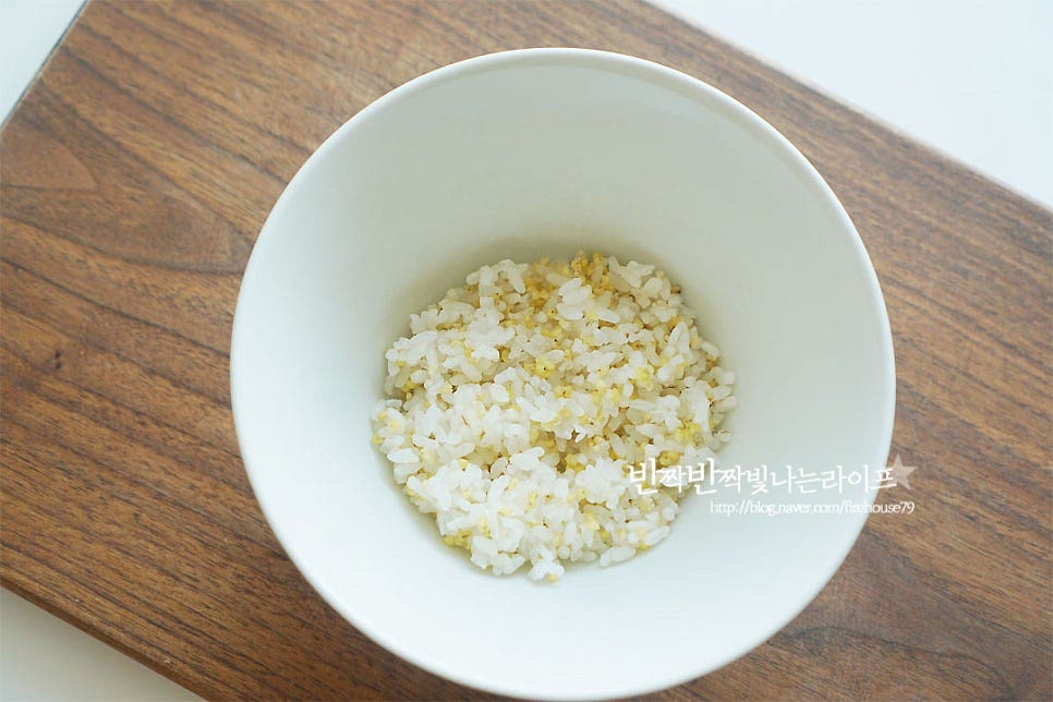 그릇에 밥을 담아요. 저는 밥을 1/2공기 정도 넣고 야채를 넉넉히 담아주었어요^^ 밥은 소금, 후우 약간 넣고 밑간하여 줍니다. 밥 위에 손질한 재료를 올려줍니다. 색깔을 맞추어 담아주면 보다 먹음직스럽습니다~ 밑간 한 연어회도 같이 담아줍니다. 곁들이는 채소를 종류별로 담아주면 푸짐하고 맛깔나답니다. 레몬 한 조각과 무순을 올려주면 특별한 한 그릇 완성이랍니다. 연어 포케 만들기 어렵지 않아 부드러운 감칠맛이 생각나는 날 만들어 먹기 딱이랍니다. 만들기 영상을 같이 보시면 보다 쉽게 만들어 드실 수 있답니다. 밑간을 하여 곁들이면 감칠맛이 더 깊고 부드러워요. 초고추장이나 마요네즈 양념도 좋지만 간장만의 깔끔한 깊은 풍미가 정말 잘 어울린답니다. 연어 회덮밥 만들기 집에서 간단하고 근사한 한 그릇 어떠세요. 맛과 영양 두 가지를 모두 잡은 든든한 요리랍니다. 맛있게 만들어 드세요^^ 끄읕 !