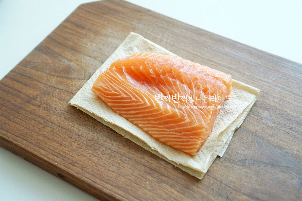 생연어를 손질해요. 썰어진 회를 준비하거나 저와 같이 필렛을 준비하여 먹기 좋게 잘라주셔도 됩니다. 비린내를 잡아주기 위해 키친타월로 수분을 꼼꼼하게 제거해요. 한입에 먹기 좋게 자르면 되는데 저는 네모나게 썰어 준비했어요.