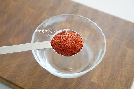 간장이 베이스가 되는 감칠맛 나는 소스로 달래 본연의 알싸한 매운 향이 있어 다진 마늘과 같은 향신 재료는 넣지 않습니다. 고춧가루 1 큰 술, 간장 3 큰 술 액젓 1 작은 술, 생수 2 큰 술 매실액 2/3 큰 술, 들기름 1 큰 술 듬뿍 올리고당 약간 넣어줍니다. 간장과 액젓을 같이 넣어 감칠맛을 더 깊고 풍부하게 요리해 주고 올리고당으로 적당한 단맛을 더해줍니다. 간에 따라 양념재료를 조절해주세요.