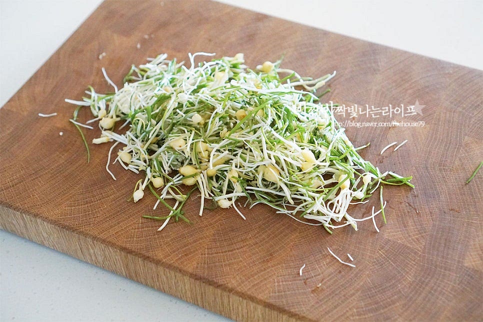 한입에 집어먹기 좋은 크기로 잘라줍니다. 대략 3cm 정도 길이로 잘라주었는데요. 알뿌리 부분은 크기에 따라 칼등으로 살짝 눌러주면 알싸한 풍미를 진하게 맛볼 수 있답니다.