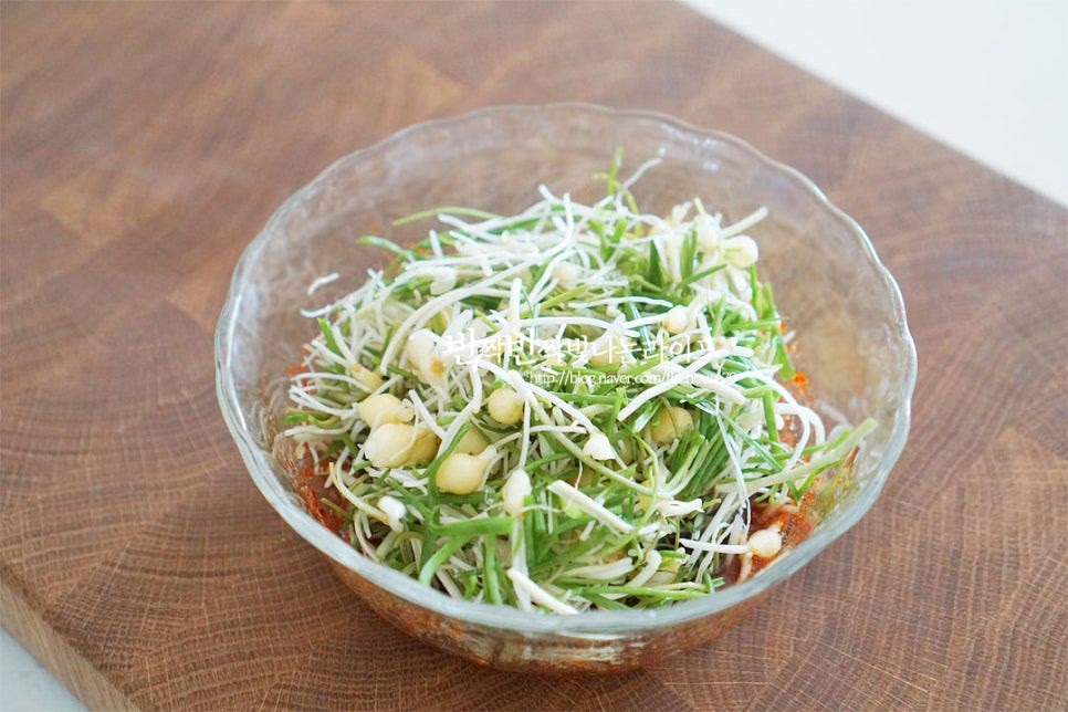 잘 섞어지면 손질해둔 달래를 넣어줍니다. 서로 어우러지도록 섞어 완성합니다. 먹을 때 가볍게 통깨 약간 곁들여주었습니다. 간단하게 몇가지 양념재료를 넣고 만들면 밥에 슥슥 올려 비벼 먹거나 구운김 양념장 또는 두부구이와도 잘 어울려요. 여기저기 맛을 더해준답니다. 영상도 같이 담았어요. 달래는 알뿌리의 흙은 꼼꼼하게 손질한 뒤 먹기좋게 썰어줍니다. 마늘이나 대파 같은 향신채없이 간장, 고춧가루 등으로 감칠맛을 더해 섞어주면 완성입니다. 레시피도 만들기 어렵지 않고 맛과 향이 풍부한 요리랍니다. 달래양념장 만들기 향긋함과 감칠맛을 더해 간단하고 맛있게 요리해드세요. 끄읕 ! ps. 달래양념장으로 비벼먹으면 더 맛있는 솥밥 레시피는 아래에서 !