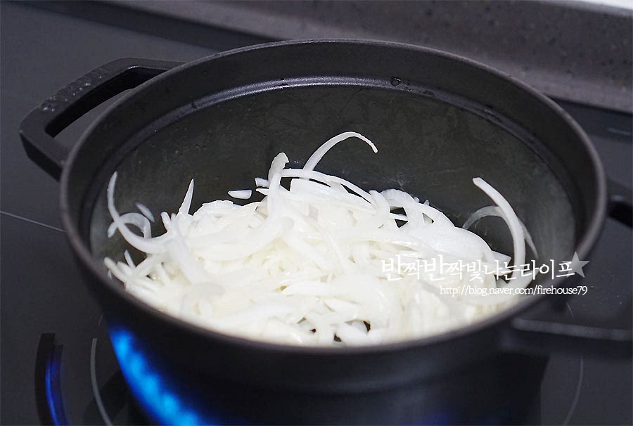 냄비에 버터 두 조각을 녹인 뒤 채 썬 양파를 볶아줍니다. 카레 레시피에서 중요한 포인트가 바로 양파를 갈색빛이 돌 때까지 볶아주는 캐러멜라이징 과정인데요. 시작의 소소한 갈색 양파가 맛을 확 끌어올려 주어요. 무쇠같이 바닥면이 두꺼운 냄비에 약불에서 눌어붙지 않게 계속 저어주다 보면 색이 점점 갈색빛으로 변해요. 두 개를 썰어 넣었지만 볶고 나면 한 줌도 안 되게 줄어들어요. 사진 보다 조금 더 갈색빛이 돌 때까지 볶아주었답니다. 당근, 애호박, 감자, 닭고기와 껍질을 벗긴 토마토를 넣어주어요. 재료가 어우러지도록 가볍게 버무려줍니다. 뚜껑을 덮고 약불에서 20분 정도 끓여줍니다. 무쇠냄비 같은 경우 무수분 조리가 가능하여 뚜껑을 덮고 끓여주었는데요. 일반 냄비의 경우 자작할 정도로 물을 부어 몽근하게 끓여주어요. 중간에 뚜껑을 열어보면 채소에서 나온 수분만으로 재료가 자작할 정도로 채수 끓어요. 이렇게 끓여주면 재료 본연의 맛을 끌어올려 깊이감 있는 카레를 만들 수 있어요. 토마토같은 경우 잘게 썰지 않아도 끓이다 보면 자연스럽게 과육이 풀어져요. 열을 가했을 때 좋은 영양분이 나온다고 하니 이렇게 끓여서 요리로 드심 더 좋을 것 같네요. 고형카레 두 조각을 넣고 풀어줍니다. 가루나 고형이나 기호에 따라 준비하고, 양은 조금씩 넣어가며 입맛에 맞게 간을 맞추어 줍니다. 눌어붙지 않도록 저어가며 잘 어우러지면 마무리합니다. 밥을 동그랗게 올린 뒤 카레와 달걀, 파슬리가루를 올려 카레라이스 플레이팅을 완성했어요. 레시피 영상을 같이 보심 보다 쉽고 맛깔나게 만드시는데 도움이 되실 거예요. 카레재료에서 나오는 채수와 맛으로 끓여내어 깊고 진한 풍미가 매력적이에요. 왜 먹다 보면 약간 느끼한 순간이 있는데 토마토상큼함이 그걸 잡아주어 더 조화롭게 어우러진답니다. 다른 반찬 없이도 그대로가 밥도둑이 따로 없어요. 그냥 밥 한 공기 뚝딱이랍니다. 토마토 카레 맛있는 레시피로 특별하면서 친근한 한 끼 챙겨 드시는 건 어떠세요. 맛과 영양이 가득하답니다. 다른 채소를 볶기 전에 버터에 양파를 갈색빛이 날 때까지 볶아준 뒤 끓여주는 것, 껍질을 벗긴 토마토를 넣고 채수로 푹 끓여주는 게 맛의 포인트에요. 맛있게 만들어 드세요. 끄읕 !