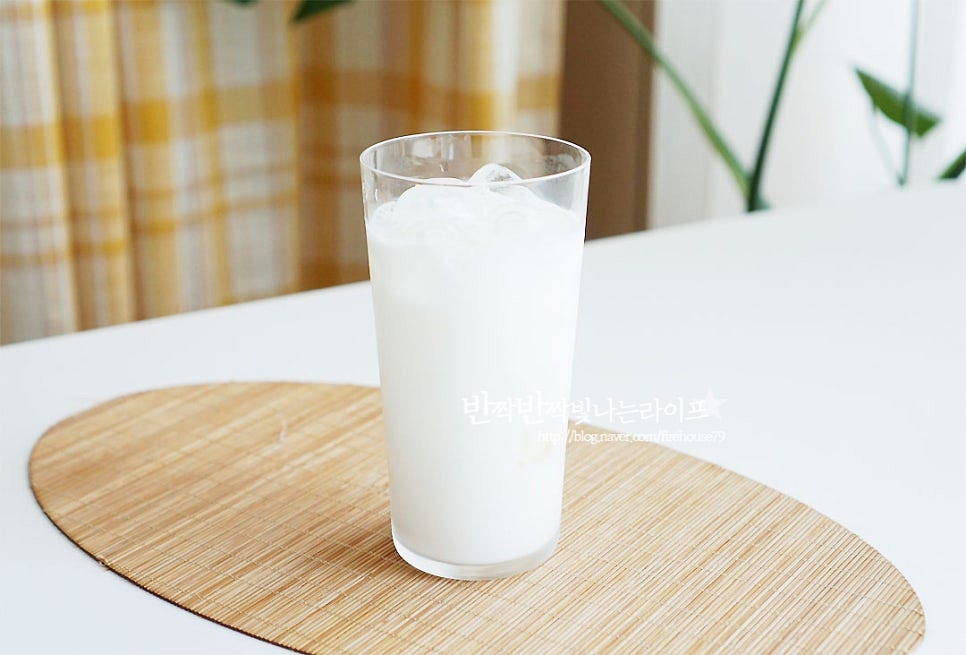 우유 200ml를 부어주어요. 우유는 입맛에 따라 일반, 저지방, 무지방, 두유 등 준비하여 만들면 더 맛있겠죠^^