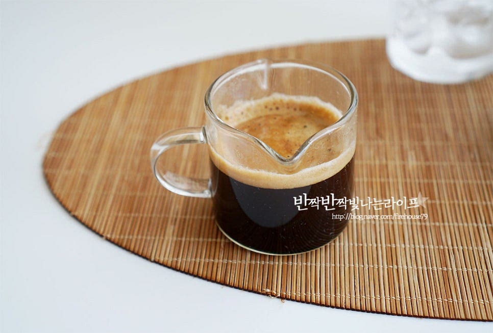 에스프레소 2샷을 준비했어요. 기본은 2샷이지만 입맛에 따라서 샷을 추가해 주세요. 인스턴트커피의 경우 2봉 정도 농축된 것 같이 진하게 녹여주면 되는데요. 역시 기호에 따라 양을 가감하여 줍니다. 우유 잔에 에스프레소를 넣어주면 벌써 완성이에요~ 정말 간단하죠^^ 진하게 먹고 싶은 날엔 샷 추가, 달달하고 먹고 싶은 날엔 시럽 추가 기본 만들기 하나만 알면 다양하게 즐길 수 있어요~ 간단한 영상도 같이 담았답니다. 여름엔 아이스라떼 한 잔으로 카페인 충전 시원하게 하고 있어요. 우유가 들어간 커피는 향긋한 풍미와 고소한 우유의 맛이 늘 맛있는 것 같아요. 카페라떼 만들기 향긋하고 고소한 홈카페 메뉴로 어떠세요. 더운 날 시원하게 마셔요^^ 끄읕 ! 연유라떼 레시피도 참고해 주세요.