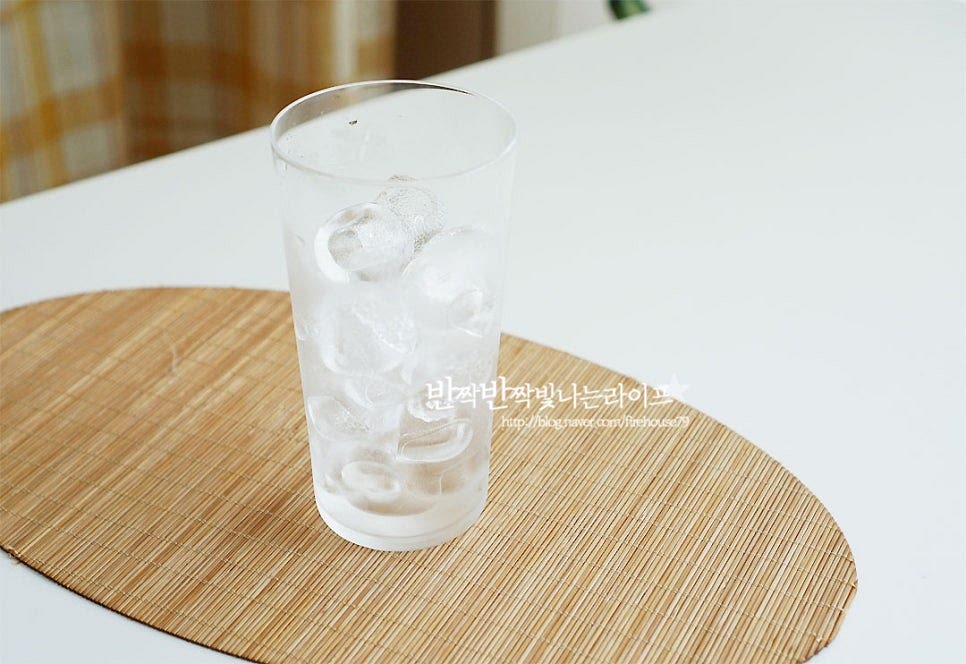 카페라떼 기본 레시피만 알면 응용하여 바닐라라떼, 카페모카 등 다양한 음료를 만들어 드실 수 있는데요. 얼음 잔과 물을 넣고 에스프레소를 넣어 만드는 아메리카노만큼이나 쉽게 만들 수 있답니다. 먼저 유리잔에 얼음을 넣어줍니다.