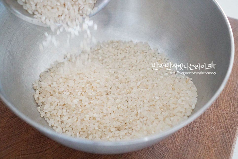 밥 짓기의 기본은 쌀을 씻어 불리는 것이죠. 쌀 1컵으로 작은 사이즈의 솥밥 냄비에 밥을 지으면 1.5인분 정도가 만들어집니다. 넉넉한 크기의 볼에 쌀을 넣고 씻어줍니다. 겉의 불순물이 흡수되지 않도록 첫물을 빠르게 헹구어내고 서너 번 이상 씻어줍니다. 불린 쌀은 물에 적신 채로 체에 밭쳐 마른불림을 해줍니다. 쌀의 품종에 따라 물의 양과 찰기 구수한 향이 다르며 햅쌀이나 도정일에 따라 밥물도 차이가 있습니다. 초당옥수수에 수분이 적당하게 있어 밥알의 식감을 고슬고슬하게 짓기 위해 체에 밭쳐 30분 마른 불림해줍니다. 물에 잠길 정도로 자작하게 담가 20~30분 습식불림 해주셔도 됩니다.