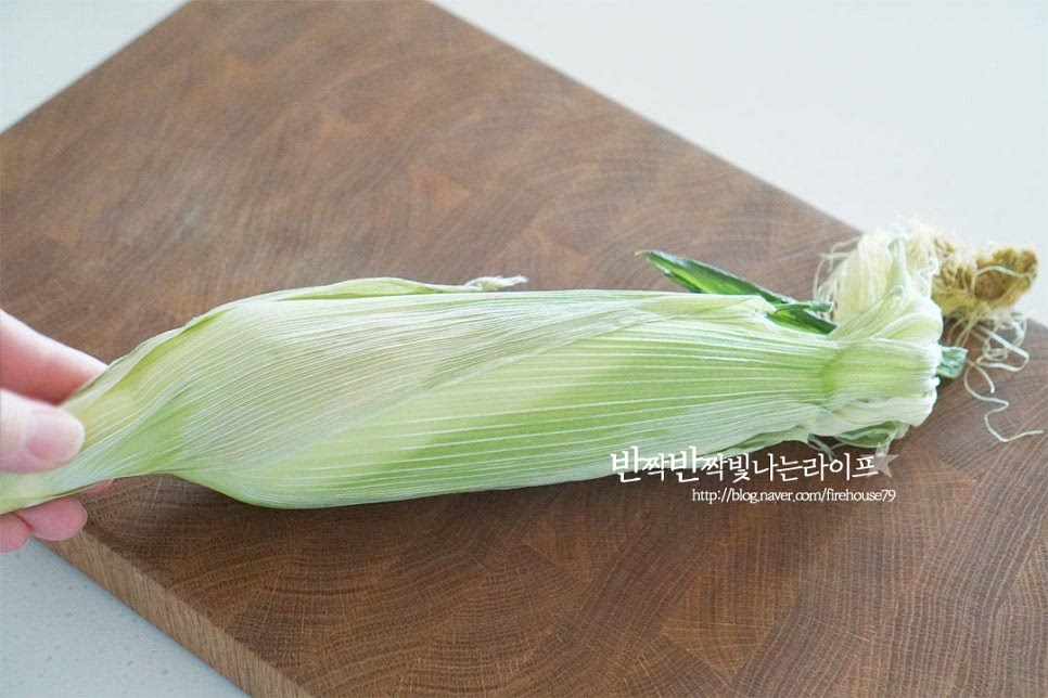 껍질이 겹겹이 둘러싸인 옥수수는 껍질을 벗기고 수염까지 제거해 줍니다. 찌셔 먹을 때는 속껍질 한 겹은 남겨두지만 밥에 넣을 땐 먹기 좋게 껍질을 모두 벗겨줍니다. 이제 막 제철이 시작되었지만 알알이 꽤 가득 차서 솥밥 만들기 딱 좋아요. 작은 냄비로 요리할 것이라 옥수수를 반으로 자른 뒤 칼로 알갱이를 잘라내고 심지도 준비해둡니다.