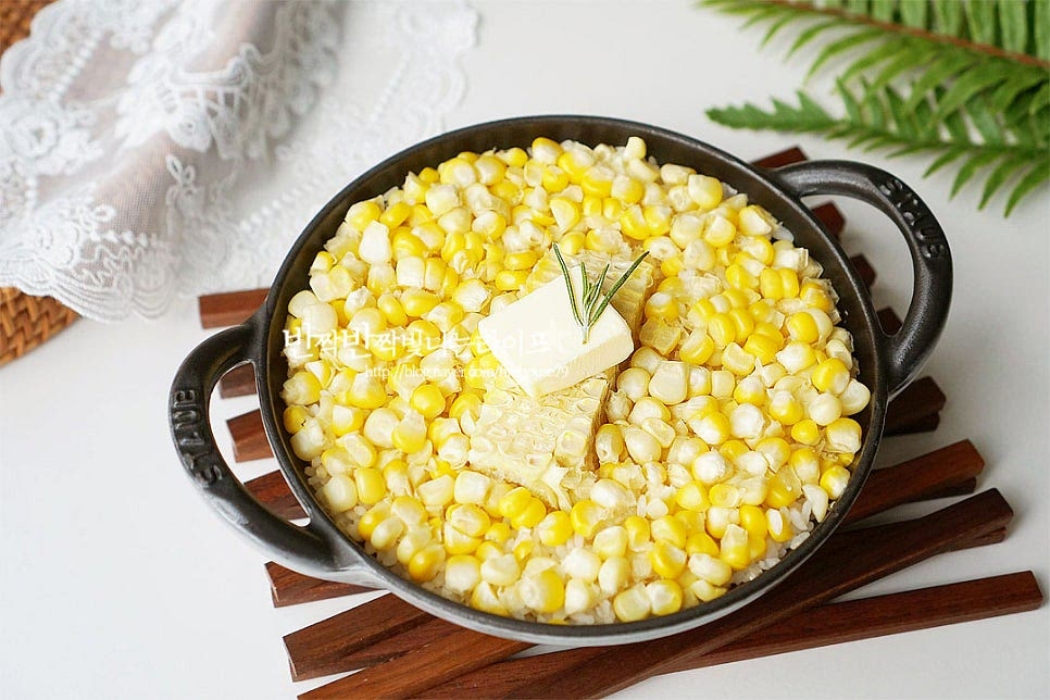 뜨거울 때 버터 한 조각 올려서 슥슥 비벼서 먹으면 고소한 풍미까지 더해져 더욱 맛있는 초당옥수수 솥밥이 완성됩니다. 영상도 같이 담았어요. 적당하게 감칠맛이 나면서도 달콤한 알갱이가 톡톡 터지는 식감이 맛있어요. 버터가 녹아 어우러지면서 고소한 맛이 조화롭게 어우러진답니다. 기본 레시피에 구운 소고기나 크래미, 햄 등을 함께 곁들여 먹어도 맛있어요. 제철의 맛을 느낄 수 있는 초당옥수수 솥밥 레시피 맛있게 요리해드세요. 끄읕 ! 반이짝이 솥밥 요리책 은 전국 온.오프 서점에서 함께할 수 있어요 !! ▼▼▼