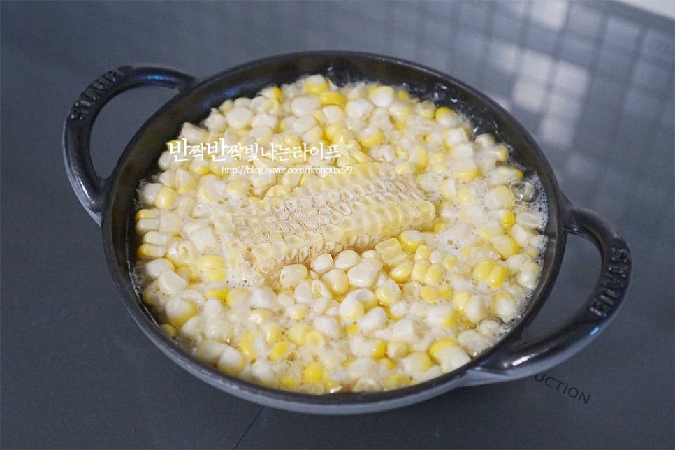 중간 센 불에서 5분 정도 끓이면 밥물이 끓어오릅니다. 크기가 작은 냄비와 인덕션으로 요리해 불의 화력을 2인분 이상 지을 때보다 조금 줄여서 요리했어요. 뚜껑을 덮고 약불로 낮추어 11~12분 정도 익힌 뒤 불을 끄고 10분 뜸을 들입니다. 쌀과 재료의 양에 따라 밥 짓는 시간은 차이가 날 수 있어요. 10분 뜸을 들인 뒤 뚜껑을 열어보니 달콤하고 노랗게 맛있게 익었어요.