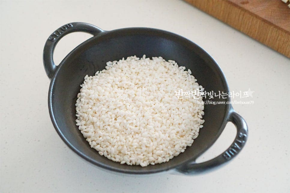 1컵 분량의 쌀로 솥밥 하는법으로 작은 크기의 냄비를 준비했습니다. 먼저 불린쌀을 담아주세요. 다시마육수 1컵을 부어줍니다. 솥밥 밥물은 불리기 전 쌀 기준으로 1:1 비율로 잡아주면 되는데요. 여기서 품종이나 도정일에 따라 물을 더하거나 빼주면 됩니다. 쯔유 1½ 작은 술도 넣어줍니다. 쯔유로 은은한 풍미를 더해주었는데 쯔유가 없다면 진간장과 참치액을 섞어 넣어도 좋습니다. 농축 정도에 따라 너무 짜지 않도록 양을 조절하여 넣어주세요. 쌀과 함께 초당옥수수를 넣어줍니다. 심지도 함께 넣으면 진한 맛을 낼 수 있어요. 소금 반 꼬집을 골고루 뿌려줍니다. 단맛에 소금이 약간 더해지면 조금 더 풍부하게 맛을 낼 수 있어요. 같이 넣고 밥을 지었는데 생으로 먹어도 아삭하고 달아서 아삭하게 드시고 싶다면 뜸을 들이기 전에 밥 위에 올려주셔도 좋습니다. 전기밥솥으로 조리할 때는 밥과 함께 넣고 취사 버튼을 눌러주면 됩니다.