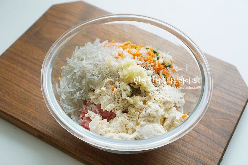 다진 돼지고기는 키친타월로 핏물을 가볍게 제거하고 다진 채소, 당면, 두부와 함께 양념재료를 넣어줍니다. 국간장 1숟가락, 소금 1/3 작은 술 다진 마늘 1숟가락, 참기름 1숟가락 후추 약간 넣어줍니다. 재료가 골고루 어우러지도록 고기소를 치대어 줍니다.