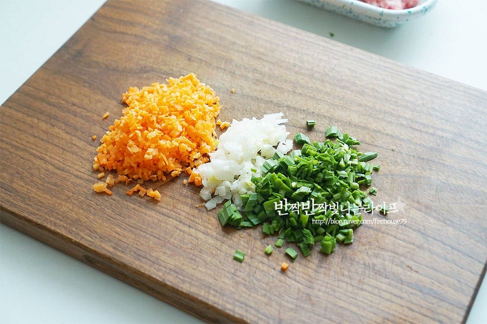 고기소에 들어갈 채소를 잘게 썰어줍니다. 당근, 양파, 부추를 준비했어요. 모두 잘게 썰어주어요. 다른 재료보다 부추가 들어가면 풍미가 더 좋아요. 없다면 대파나 쪽파도 좋고요. 두부는 면포에 물기를 꼭 짜줍니다. 물기를 제거하다 보면 자연스럽게 으깨어집니다~ 당면은 미지근한 물에 20~30분 불려둡니다. 그리고 물기를 제거한 뒤 속 재료와 어우러지도록 잘게 썰어줍니다.