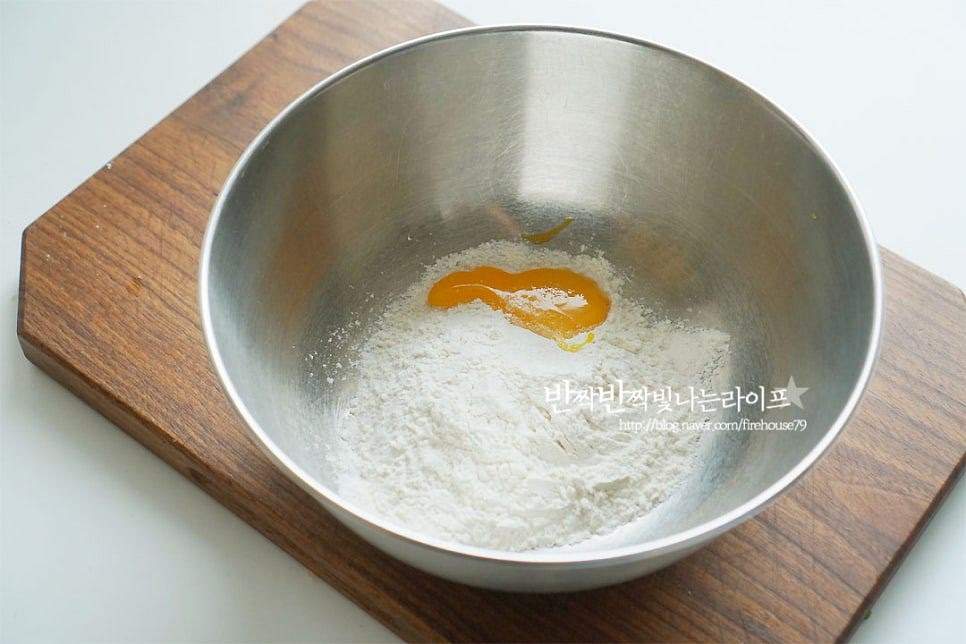 튀김반죽을 만들어요. 튀김의 생명은 바사삭~ 식감 아니겠어요. 먼저 튀김가루 1컵(종이컵)과 달걀노른자 1개를 넣어줍니다. 노른자는 없다면 생략 가능해요. 탄산수 1컵을 부어가며 농도를 조절해 줍니다. 식감을 살리기 위해 찬물, 얼음 물, 맥주 등을 넣는데요. 탄산수나 맥주와 같이 스파클링이 있는 물을 넣으면 반죽 식감이 더 좋답니다. 탄산수를 한 번에 넣지 말고 넣어가며 농도를 조절해 줍니다. 묽은 듯 걸쭉한 정도가 좋아요. 너무 되직하면 튀김옷이 두껍고, 너무 묽으면 옷이 겉돌아요.