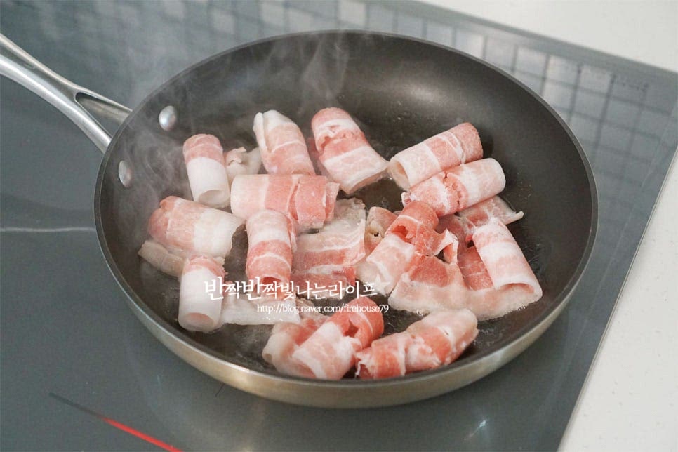 달군 팬에 삼겹살을 먼저 구워줍니다. 기름이 적당히 있는 부위라 노릇하게 구워주면 식용유를 따로 두를 필요도 없으며 고소한 풍미를 더해주어 맛이 좋습니다. 고깃집 스타일로 먹고 싶다면 파절이나 쌈장을 넣고 간해주셔도 되고요. 노릇노릇하게 구워지면 가위로 잘게 잘라줍니다. 그리고 대파를 넣어줍니다. 파의 향긋하고 달큰한 향이 고기와 어우러지도록 볶아줍니다. 돼지고기 기름에 파가 나른하게 볶아지면 풍미를 더욱 풍부하게 맛볼 수 있어요.