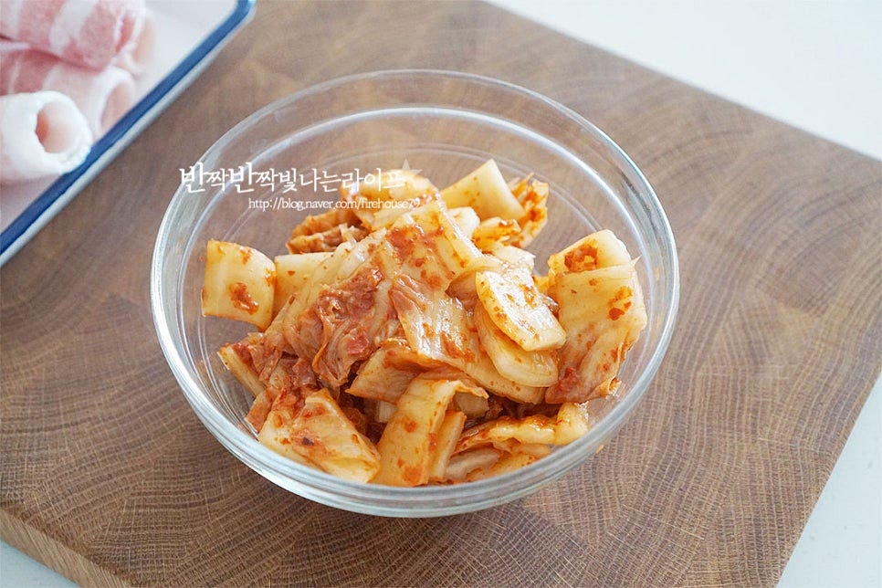 김치볶음밥에 들어가는 재료는 알맞게 잘 익은 신김치로 만들어야 깊은 맛을 낼 수 있습니다. 깔끔하게 요리할 수 있도록 김칫소는 덜어내고 가위로 잘게 잘라줍니다. 가위로 자르면 보다 간편하며 배추와 깍두기를 섞어도 맛있습니다. 집에 소분해두면 간편한 대패 삼겹살은 냉동실에서 한 줌 넉넉히 꺼내어줍니다. 생삼겹살은 1½~2줄 정도 준비해 주세요. 볶음밥에 빠질 수 없는 파기름을 내기 위해 대파는 얇게 송송 썰어줍니다.