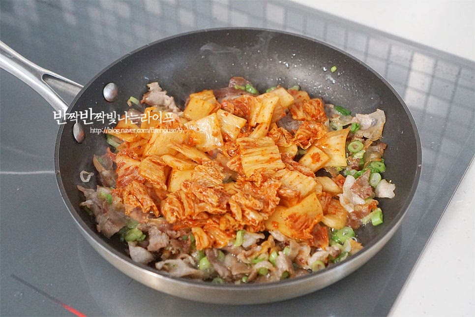 잘라둔 재료를 넣고 함께 볶아줍니다. 황설탕 1 작은 술, 고춧가루 1 작은 술 넣어요. 설탕은 신맛을 적당하게 잡아주어 감칠맛을 더해주는 역할을 하는데요. 새콤하게 익은 정도에 따라 양을 조절해 주고, 고춧가루는 색을 내어준답니다. 설탕과 고춧가루가 풀어지도록 가볍게 버무려 볶은 뒤 한쪽으로 밀어두고 진간장 1 작은 술 넣어요. 지글지글 태운 간장을 만들어 볶음밥의 향미를 살려줍니다. 간을 한다기보다 향을 더해준다고 생각해 주세요. 태운 간장과 같이 볶아줍니다. 나른하게 어우러지도록 충분히 볶으면 매콤 달큰한 감칠맛이 깊어집니다.