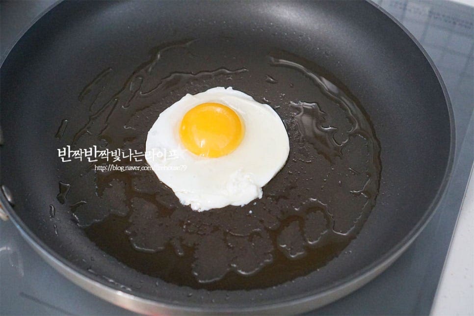 달군 팬에 기름 약간 두르고 계란을 반숙으로 구워줍니다. 김치볶음밥에는 계란 프라이를 곁들여야 별미죠. 재료를 순서대로 넣고 볶아 완성하는 레시피로 별다른 반찬이나 국이 없이도 한 그릇 푸짐하고 든든하죠. 잘 익은 김치의 매콤한 감칠맛이 밥과 맛깔나게 어우러진답니다. 영상도 같이 담았어요. 돼지고기를 충분하게 볶아 파기름을 내고 김치에 맛을 더하는 양념재료와 충분히 볶아 깊은 풍미를 더해 맛있는 볶음밥을 맛볼 수 있어요. 김치볶음밥 레시피에 대패 삼겹살을 넣고 고소하게 요리해드세요. 끄읕 ! ps. 동남아식 볶음밥은 아래에서 !