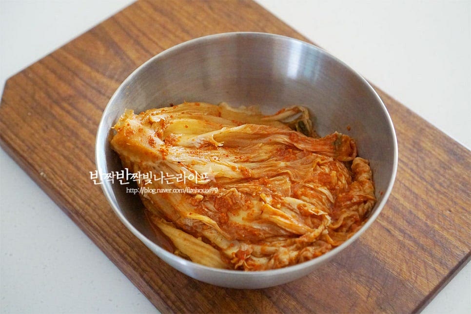 김치는 꼭 묵은지가 아니더라도 잘 익은 것으로 준비해 주셔야 깊은 맛을 낼 수 있습니다. 김칫소를 덜어내고 준비해둡니다. 잘게 썰지 않고 통째로 넣어주면 깊고 진한 맛이 더 좋아요. 돼지고기는 삼겹, 앞다리, 목살 등 선호하는 부위를 넣어주시면 됩니다. 오늘은 살코기와 지방이 고루 어우러진 돼지목살을 넣고 고소하게 만들었어요. 키친타월로 핏물을 가볍게 제거해 줍니다. 크기에 따라 2등분 하여 줍니다. 양파는 채를 썰고 대파와 고추는 어슷하게 썰어줍니다.