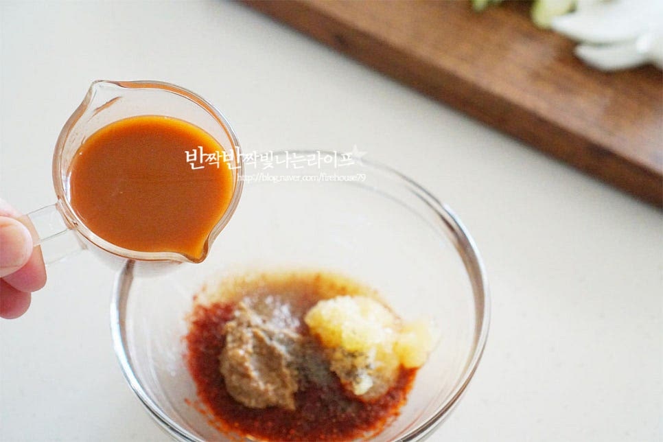 돼지고기 김치찜에 들어갈 양념을 만들어요. 앞서 말한 대로 묵은지의 맛에 따라 양념재료를 조절해 주셔야 간을 맞출 수 있어요. 고춧가루 2 큰 술, 된장 1/2 큰 술 참치액 1 큰 술, 황설탕 1 큰 술 맛술 2 큰 술, 후추 약간 김치 국물 2/3종이 컵 넣어줍니다. 김치국물은 깔끔하게 체에 한번 걸러주었어요. 설탕은 신맛 정도에 따라 가감하여 주시면 됩니다. 간에 맞추어 김치국물을 넣어주세요. 너무 많이 넣어도 짜질 수 있습니다.