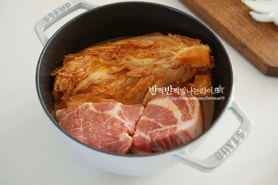 냄비에 묵은지와 돼지고기를 담아줍니다. 오래 푹 익혀 요리해 줄 것이라 바닥면이 두꺼운 냄비에 익혀주시면 좋아요. 만들어둔 양념과 멸치 다시마 육수를 부어줍니다. 육수 양은 끓이면서 더해주셔도 좋아요. 냄비나 화력에 따라 차이가 있어요. 처음에 센 불로 끓여 팔팔 끓어오르면 중불로 낮추어 푹 익혀줍니다. 중불로 낮추어 40~50분 익혀주시면 부드럽게 깊은 맛이 우러난답니다. 거의 다 익으면 대파, 양파, 고추를 넣고 한소끔 끓여 마무리하여 줍니다. 그릇에 소담하게 담아내면 특별한 재료가 들어가지 않아도 맛있게 익은 묵은지 하나로 깊은 맛이 가득 느껴져요. 부드럽게 익은 김치와 고소한 목살의 조합 남녀노소 누구나 좋아하는 맛이죠. 영상도 같이 담았어요. 배춧잎 결대로 쭉 찢어서 고기를 돌돌 말아 먹음 한입 가득 감칠맛이 씹혀요. 덕분에 밥 한 공기 뚝딱했답니다. 누구나 좋아할 그런 맛이 아닌가 싶어요. 돼지 목살 김치찜 레시피 맛있게 만들어 드세요^^ 끄읕 !