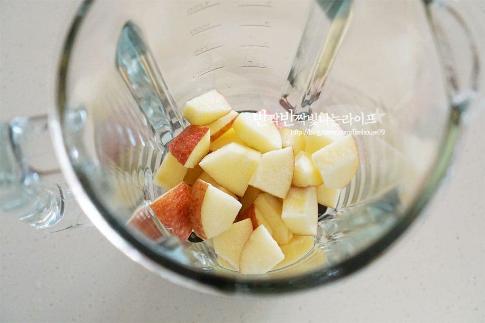 블렌더에 키위-사과 순을 담아줍니다. 과육이 부드러운 과일을 먼저 담아주면 더 쉽게 갈아져요. 사과가 들어가면 걸쭉해지기 때문에 물을 약간 넣어 목 넘김을 부드럽게 만들어 주어요. 차갑게 드시고 싶다면 얼음을 5조각 정도 넣어주셔도 좋아요. 과일의 당도만으로도 달달하게 맛볼 수 있지만 기호에 따라 꿀을 약간 더해주시면 달콤하게 드실 수 있어요. 부드럽게 갈아줍니다. 이렇게 갈아서 마시면 키위를 잘 먹지 않는 아이도 한잔 맛있게 마실 수 있고 저도 같이 갈아서 비타민 한잔 마실 수 있어 좋더라고요~ 키위주스 만들기 5분 컷이에요~ 새콤달콤한 비타민과 식이섬유도 가득이라 한잔 마시고 나면 든든하고 산뜻해요. 꿀을 넣지 않고 사과와 넣으면 보다 건강한 느낌으로 마시기도 좋고요. 영상도 같이 담았어요. 카페에서 먹는 것처럼 슬라이스 조각을 곁들여주면 보기에도 더 먹음직스럽답니다. 키위쥬스 만드는법 새콤달콤 맛있게 만들어 드세요^^ 끄읕 !