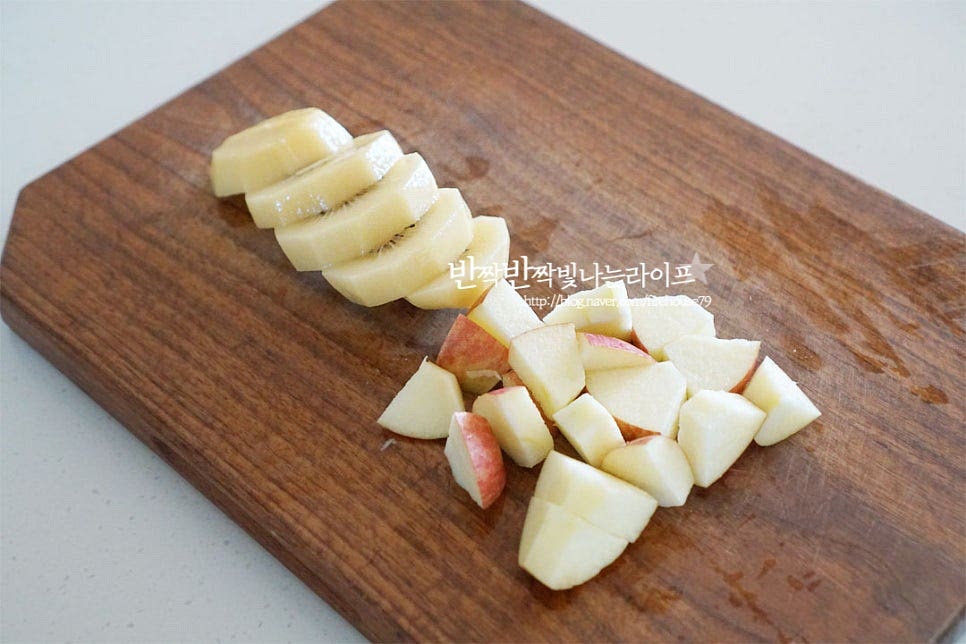 키위는 껍질을 벗겨 큼직하게 썰어줍니다. 사과 역시 깨끗하게 세척한 뒤 씨 부분을 잘라내고 과육을 깍둑썰기 해줍니다. 상대적으로 단단한 사과는 조금 더 잘게 썰어주시면 더 갈아 마시기 좋아요~