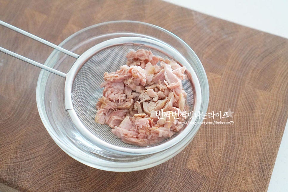 캔 참치는 작은 것 1캔 90g을 2개 준비했어요. 기름과 살코기를 분리해 주는데 생각보다 양이 적어 2캔으로 꼬마김밥 12개를 만들었습니다. 체에 밭쳐 살코기의 기름을 빼줍니다. 기름이 많으면 물이 생기기 쉬우니 숟가락으로 눌러 제거해 주세요. 넉넉한 볼에 기름을 제거한 참치와 마요네즈 3 큰 술, 황설탕 두 꼬집 소금과 후추를 넣어줍니다. 소량의 설탕을 넣으면 감칠맛을 더할 수 있으며 마요네즈 양은 입맛에 맞게 조절해 주세요. 매콤한 맛을 더하고 싶다면 다진 청양고추와 고춧가루를 약간 더하며 칼칼하게 입맛을 돋웁니다. 저는 아이가 먹을 것이라 생략했어요. 퍽퍽하지 않고 부드럽게 어우러지도록 잘 버무려 섞어줍니다.