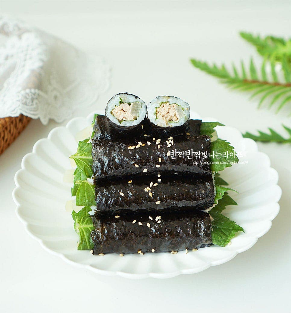 맛있게 완성했습니다. 크기가 작은 꼬마김밥이라 한입에 쏙 집어먹기도 좋고 아이 어른 모두가 좋아하는 맛으로 도시락 메뉴나 식사로 간단한 레시피로 만들기 좋아요. 영상도 같이 담았어요. 먹기 좋게 자른 김 위에 밥과 깻잎, 참치마요, 단무지를 올려 돌돌 말아주면 완성입니다. 참치의 고소한 맛과 부드러움이 단무지의 아삭함, 깻잎의 향긋함과 잘 어울려요. 참치김밥을 맛있게 즐기는 레시피 마요 소스 곁들인 꼬마김밥으로 만들어 맛있게 요리해드세요. 끄읕 !