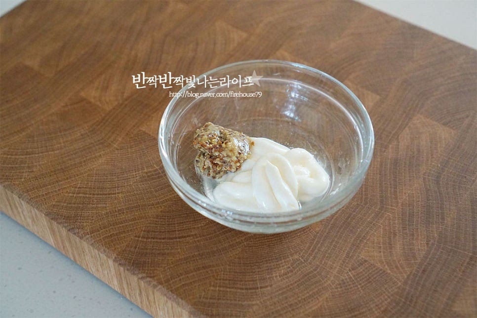 샌드위치 소스를 만들어줍니다. 마요네즈를 넣은 기본 스프레드 소스로 홀그레인 머스타드와 레몬즙으로 산뜻한 풍미를 더해주었어요. 깔끔한 맛으로 치아바타 이외에 식빵이나 크루아상 등 모두 잘 어울려요. 마요네즈 2 큰 술, 홀그레인 머스터드 1/2 큰 술 레몬즙 1 큰 술, 꿀 1/2 작은 술 넣어줍니다. 어우러질 수 있도록 잘 섞어준 뒤 단맛과 신맛은 입맛에 맞게 조절해 주세요.