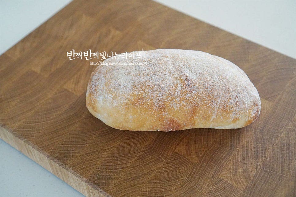 겉의 식감은 파삭하면서도 속이 부드럽고 촉촉한 치아바타는 다양한 요리에 곁들이기 좋은데요. 그중에서도 샌드위치 만들면 맛이 좋아요. 가로로 단면을 반으로 잘라줍니다. 잘린 단면으로 소스를 골고루 발라줍니다. 그 위로 루꼴라를 듬뿍 올려줍니다. 로메인이나 양상추와 같은 채소도 좋아요. 슬라이스치즈는 반으로 잘라 빵의 크기에 맞추어 올려주고, 토마토도 올려줍니다. 슬라이스 햄을 겹겹이 쌓아줍니다. 햄은 염도에 따라 양을 넉넉하게 넣어주면 루꼴라와 잘 어울려요. 마지막으로 윗부분을 덮어 샌드위치를 완성해요. 나무 꼬치를 활용하여 속재료가 흐트러지지 않게 고정한 뒤 반으로 잘라내면 단면도 먹음직스럽고 한입에 베어먹기도 좋습니다. 영상도 같이 담았어요. 치아바타 빵 속을 햄치즈, 루꼴라 토마토로 채운 기본 레시피로 담백 고소하면서 아삭하고 산뜻하며 햄과 치즈의 감칠맛이 조화롭게 어울려요. 간단하게 마요네즈 소스 바르고 속을 듬뿍 채워주면 맛있게 완성이랍니다. 치아바타 샌드위치 만들기 맛있고 든든하게 만들어 드세요^^ 끄읕 !