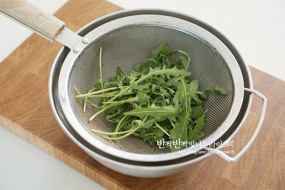 샌드위치 속 재료 손질을 먼저 해줍니다. 쌉싸래하면서 먹을수록 고소한 루꼴라는 샌드위치 야채로 넣음 맛과 향이 잘 어울리는데요. 식초를 희석한 물에 가볍게 흔들어 씻은 뒤 물기를 제거해 줍니다. 수분을 꼼꼼하게 제거해 주어야 치아바타의 식감을 눅눅하지 않고 맛볼 수 있어요. 토마토는 0.5~0.7cm 두께로 동그란 모양대로 잘라줍니다. 키친타월에 올려 수분을 제거해 줍니다. 씨와 속에서 물이 생기기 쉬워 채즙을 제거한 뒤 요리해 주어야 먹는 내내 맛있게 즐길 수 있어요.