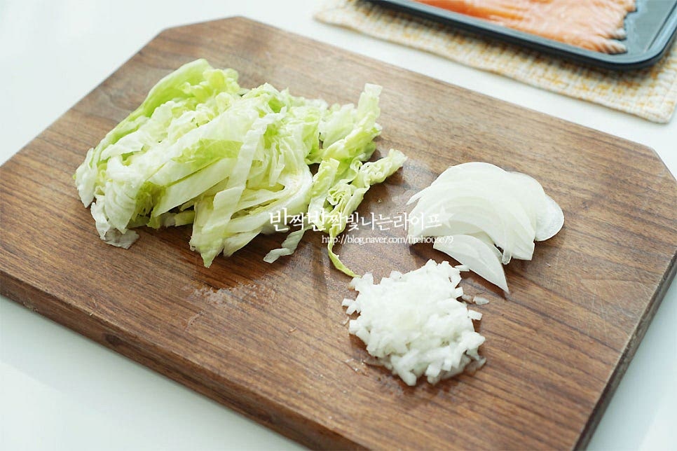 양상추는 깨끗하게 씻어 물기를 털어준 뒤 먹기 좋게 썰어 준비해요. 연말 분위기 내기 위해 리스 모양으로 플레이팅해주려고 길게 채를 썰어 연어샐러드 만들기 준비했어요. 양파는 반은 얇게 슬라이스하여 얼음 물에 담가 매운맛을 제거하고, 반은 잘게 썰어 드레싱에 넣어주어요. 방울토마토는 꼭지를 제거한 뒤 반으로 잘라줍니다. 오이는 감자칼을 이용하여 얇게 슬라이스하여 줍니다.