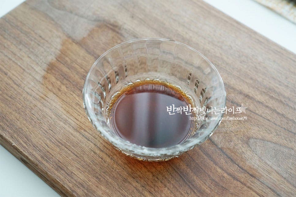 오리엔탈드레싱 만들기 해요. 연어샐러드 소스는 기호에 따라 다양하게 곁들이면 되는데요. 기본인 타르타르, 발사믹, 올리브오일 등 깔끔하게 먹기 좋은 간장베이스를 준비했어요. 먼저 간장 2 큰 술, 황설탕 1 큰 술 식초 1 큰 술을 그릇에 담은 뒤 설탕이 녹을 정도로 섞어줍니다. 올리브오일 2 큰 술, 마늘 1 작은 술 레몬즙 약간, 후추 약간 고추냉이 취향껏, 다진양파 1큰술 넣어줍니다. 재료를 섞어 간을 본 뒤 기호에 따라 단맛과 신맛을 가감해 줍니다. 기본 간장을 기준으로 설탕과 레몬즙, 알싸함을 더해주는 고추냉이는 기호에 따라 넣어주심 더 맛있게 드실 수 있어요^^