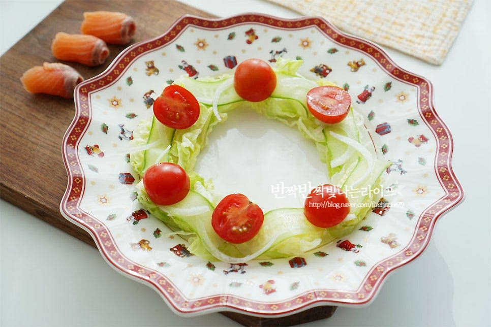 그릇에 양상추를 먼저 깐 뒤 슬라이스 한 양파 오이, 방울토마토를 올려요. 그 위로 연어를 돌돌 말아 레몬과 같이 먹기 좋게 올려줍니다. 연어샐러드 만들기 플레이팅 팁을 드리자면 돌돌 말아 올려주면 한입에 집어먹기도 좋고, 꽃이 핀 것 같이 예쁘게 담긴답니다~ 만들어둔 소스와 같이 식탁 위에 올려줍니다. 맛과 영양을 골고루 갖추어 보기만 해도 산뜻해지는 기분이 들어요. 이렇게 만들고 나니 연말 홈 파티하는 분위기도 나고요^^ 만들기 영상을 같이 보시면 조금 더 쉽게 만들어 드실 수 있답니다. 연어꽃이 담긴 플레이팅은 보기만 해도 정말 먹음직스럽죠. 보통 생선 종류는 익혀서 먹는 요리가 많은데 연어는 이렇게 그대로 먹기 좋아서 보다 다양하게 맛볼 수 있는 것 같아요. 연어샐러드 만들기 맛과 영양은 물론 입맛 돋우는 홈파티 음식으로도 딱이랍니다. 곁들이면 더 맛있는 소스 오리엔탈드레싱 만들기 까지 같이 준비해 보시는 건 어떠세요. 맛있게 만들어 드세요^^ 끄읕 !