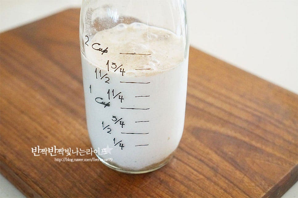 우유 250ml를 부어줍니다. 저지방, 무지방, 오트 모두 좋아요. 고소한 풍미는 오리지널이 좋습니다. 위아래로 흔들어 잘 섞어줍니다. 넉넉한 한컵 분량은 쉐이커로 만들면 쉽게 잘 섞어집니다.