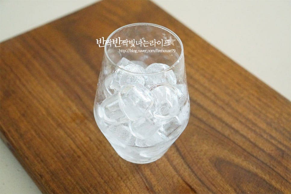 유리잔에 얼음을 채워줍니다. 얼음이 녹으면서 농도가 옅어지니 걸쭉하게 만들어 넣으면 적당히 녹으면서 목 넘김이 부드러워집니다. 어렸을 땐 물에 빡빡하게 탄 뒤 얼음을 저어 살살 녹여 마시곤 했는데 가끔은 그 맛도 생각나더라고요. 그럴 땐 물에 넉넉하게 넣고 만들곤 해요. 잘 섞은 미숫가루라떼를 부어줍니다. 컵에 담은 뒤 머들러를 같이 준비해 주면 가라앉지 않게 저어가며 마시기 좋아요. 영상도 같이 담았어요. 고소한 우유와 곡물이 어우러져 한컵 든든한 아침식사대용으로 좋은데요. 진하게 먹고 싶을 땐 설탕으로 달콤하게 만들지만 칼로리가 부담스러울 땐 저지방으로 농도를 연하게, 알룰로스를 넣곤 해요. 대략적인 양을 참고하여 타서 마시면 더욱 맛있게 맛보실 수 있어요. 미숫가루 타는법 맛있게 든든하게 시원하게 챙겨드세요^^ 끄읕 !