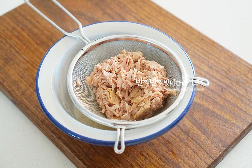 참치는 체에 밭쳐 기름을 제거해 줍니다. 기름을 꼭 제거해 주어야 느끼하지 않게 재료들과 어우러져요. 냄비에 달걀이 잠길 정도로 물을 붓고 식초와 소금 약간 넣은 뒤 15분 완숙으로 삶아줍니다. 삶은 계란이 들어가면 고소한 맛이 더 맛나답니다~ 달걀은 껍질을 벗겨 잘게 으깨어줍니다. 칼로 잘게 다져주셔도 좋아요.