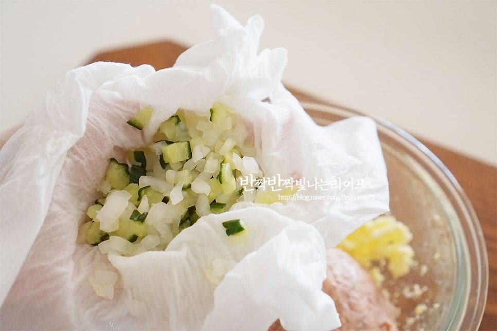 오이와 양파는 절인 뒤 가볍게 헹구어 물기를 꼭 짜줍니다. 물기를 꼭 제거해 주어야 물이 생기지 않고 식감도 더 아삭해요. 볼에 참치, 달걀, 절인 채소 모두 넣어요. 기호에 따라 크래미나 베이컨 등 다른 재료를 곁들여 주셔도 좋아요. 마요네즈 5 큰 술, 허니 머스터드 1 큰 술 소금과 후추 약간, 꿀 약간 넣어줍니다. 재료가 잘 어우러지도록 버무려주어요. 간을 보고 부족한 재료는 가감해 주세요.