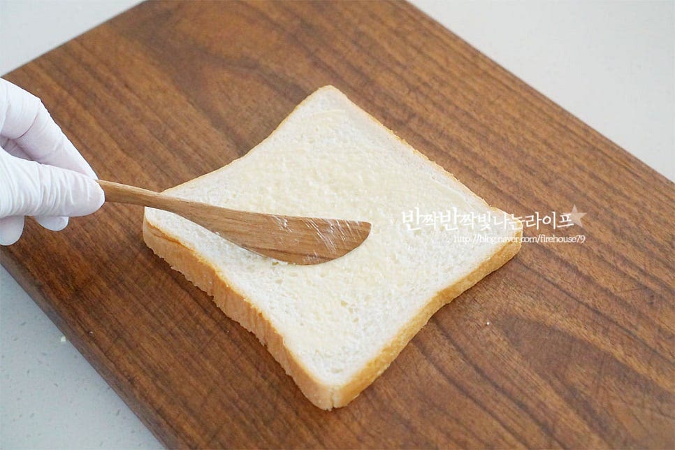 식빵 위에 상온 상태의 버터를 부드럽게 펴 발라줍니다. 그 위로 양상추 잎을 다듬어 올려줍니다. 아삭아삭한 양상추가 들어가면 식감이 더 좋은데요. 취향껏 좋아하는 채소를 곁들여도 좋습니다. 버무린 속 재료를 듬뿍 올려주어요. 그 위로 버터 바른 빵을 덮어줍니다. 랩으로 꼼꼼하게 감싼 뒤 반으로 잘라 드시면 됩니다. 랩핑하여 잘라드시면 모양이 고정되어 먹기에 좋아요~ 반으로 잘라 그릇에 담으면 심플해 보이면서도 속은 꽉 차있어요. 바로 만들어 드셔도 좋고 도시락 메뉴나 피크닉 갈 때 계란 참치샌드위치 만드는 법 간단하게 준비하기도 좋아요. 영상도 같이 담았어요. 맛이 없을 수가 없는 캔참치 요리 아삭아삭한 오이와 양파는 꼭 넣어드세요. 맛과 식감이 배로 맛나답니다. 삶은달걀과 재료들이 어우러지는 조합이 여느 종류의 샌드위치 보다 매력 있어요. 참치샌드위치만들기 맛있게 만들어 드세요^^