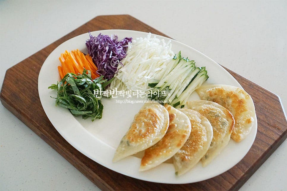 야채와 양념을 먼저 버무린 뒤 그릇에 담아 바로 드셔도 좋으며 저와 같이 색색이 담아 식탁에서 소스를 부어 비벼드셔도 좋아요. 손님 초대 음식으로 준비할 때는 채 썬 모양대로 담아내면 근사하게 맛볼 수 있어요. 아삭아삭 바삭바삭 식감부터 맛깔나며 매콤 달콤한 양념장에 비벼서 먹어보면 풍부한 감칠맛에 손이 간답니다. 영상도 같이 담았어요. 납작만두 양념, 야채랑 곁들여 먹으면 더운 날 입맛이 확 살아요. 비빔만두 양념장 만들기 맛있게 요리해 드세요^^ 끄읕 !