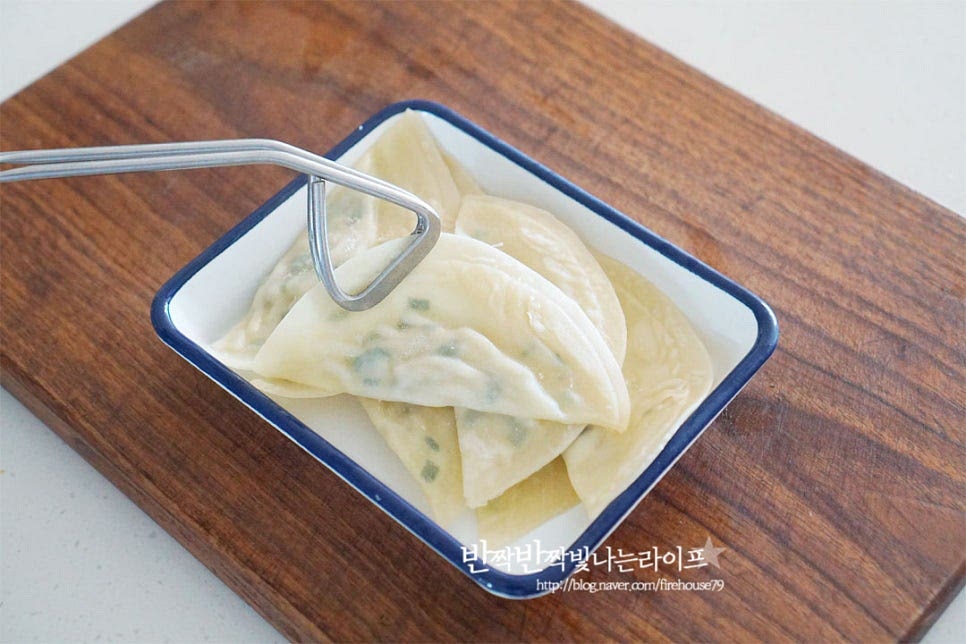 냉동만두는 소나 모양 등에 따라 종류가 여러 가지인데요. 좋아하시는 걸 준비해 주면 됩니다. 저는 대구식 납작만두를 고소하게 구웠어요. 밀가루피 속에 소가 소량 들어있기 때문에 바삭바삭한 감칠맛이 좋고, 채소와 소스의 맛을 더 풍부하게 맛볼 수 있어 잘 어울린답니다~ 달군 팬에 식용유를 넉넉하게 두르고 구워요. 고소하게 굽기 위해 기름을 자작하게 둘러 노릇노릇 튀기듯이 구워주었어요. 납작해서 금방 구워진답니다. 부풀어 오르면 속까지 잘 구워진 것이에요.