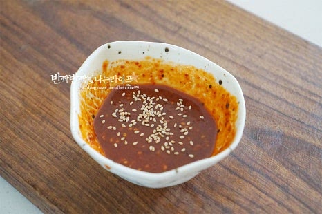 비빔만두 양념장을 만들어줍니다. 매콤한 고추장 베이스에 새콤달콤한 감칠맛을 더해주면 되는데요. 고추장 3 큰 술, 고춧가루 2/3 큰 술 진간장 1/2 큰 술, 매실액 1 큰 술 황설탕 1 큰 술, 꿀 1 큰 술 사과식초 1 큰 술, 참기름 1/2 큰 술 간 마늘 1/2 큰 술, 통깨 약간 넣어줍니다. 식초와 설탕을 가감하여 단맛, 신맛을 입맛에 맞게 간해주세요.