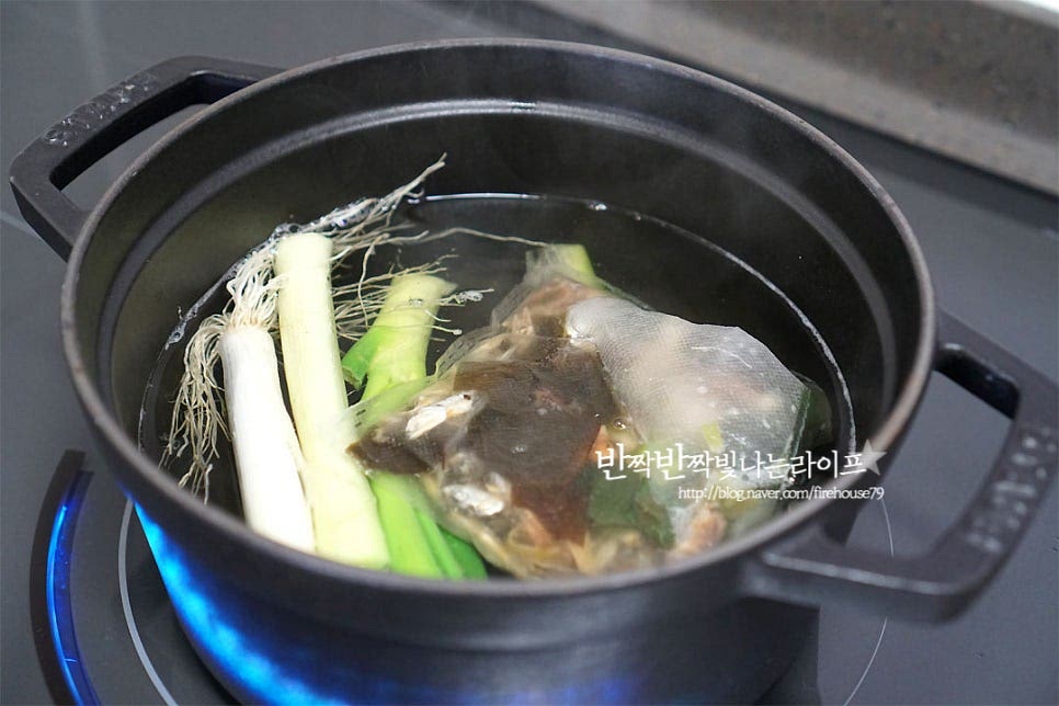 멸치 다시마 육수나 쌀뜨물을 준비해요. 물 800ml에 다시 팩을 넣고 육수를 우려주었어요. 같은 바다 재료로 육수를 준비해 주면 더 깊은 맛을 낼 수 있답니다. 다시 팩을 건져낸 뒤 썰어둔 무를 넣고 끓여줍니다. 육수가 바글바글 끓으면 동태와 양념장을 넣어줍니다. 양념을 풀어주고 끓여요. 생선 살이 반 이상 익으면 양파, 대파, 두부, 고추를 넣어줍니다. 재료가 어우러지면 부족한 간을 해주는데요. 소금과 함께 새우젓으로 간을 해주면 국물 맛이 깔끔하게 깊어요. 재료가 모두 익으면 쑥갓을 곁들여 마무리해요. 기본 재료 이외에 콩나물이나 미나리 미더덕, 조개 등을 곁들여도 바다 감칠맛이 깊어요~ 동태찌개 끓이는법 맛있고 매콤시~원함과 함께 깔끔한 매력을 맛보아요. 재료에서 나오는 깊은 맛이 국물이 당기는 날에 딱 좋아요^^ 끓이는법 영상을 같이 보시면 조금 더 쉽게 따라 만드실 수 있어요. 바다의 깊은 맛과 함께 매콤한 맛이 끝내주어요. 식사랑 같이 먹어도 맛있고, 술안주나 해장으로도 정말 잘 어울려요. 동태탕 끓이는법 깊은 맛을 담아 맛있게 즐겨보아요. 쑥갓이 맛궁합이 좋다고 하니 향긋하게 같이 곁들이면 맛과 영양 밸런스도 챙길 수 있답니다. 맛있게 만들어 드세요^^ 끄읕 !