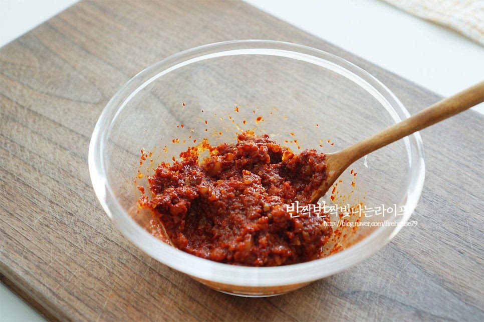 감칠맛 살려주는 양념을 만들어요. 고춧가루 3 큰 술, 된장 1/2 큰 술 국간장 1 큰 술, 다진 마늘 1 큰 술 맛술 2 큰 술, 생강술 2 큰 술을 넣고 양념을 준비했어요. 된장이 약간 들어가면 구수하면서도 비린내를 잡아주고, 생강술이 없다면 청주와 간생강으로 대체 가능해요.